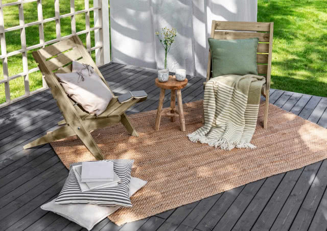 Deski na podłodze na balkonie