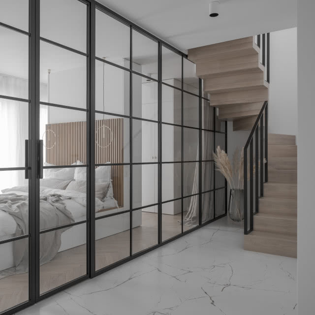 Szklana industrialna ścianka przy schodach