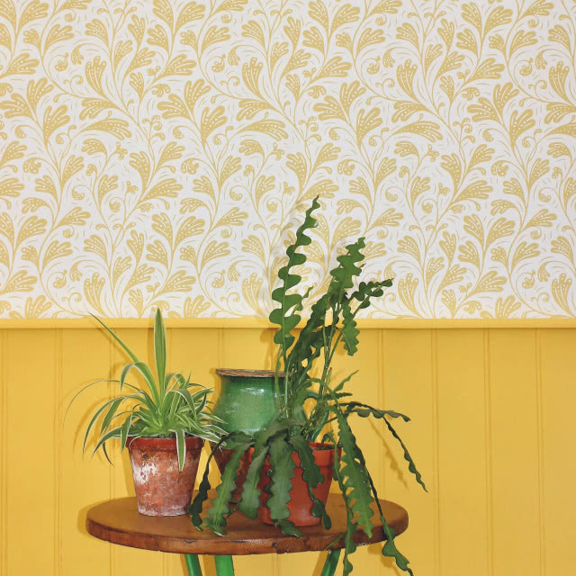 żółta sztukateria na ścianie