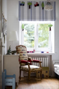 Stary fotel po redesibnie - z tapicerką w samochdy, pokój dziecka