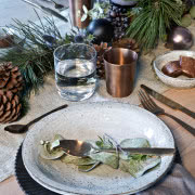 Dekoracja stołu świątecznego ze złotymi sztućcami