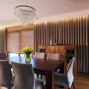 Żaluzje drewniane i zasłony? Rewolucja w aranżacji okien!