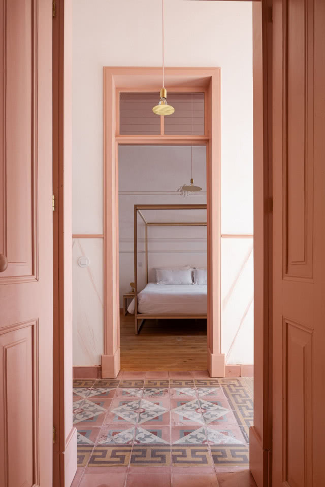 widok z korytarza na sypialnię