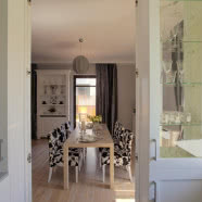 Apartament z czerwoną kanapą