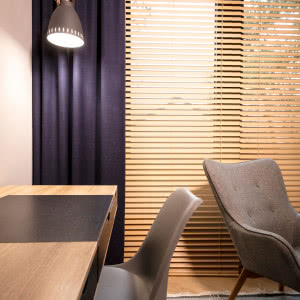 Żaluzje drewniane i zasłony? Rewolucja w aranżacji okien!