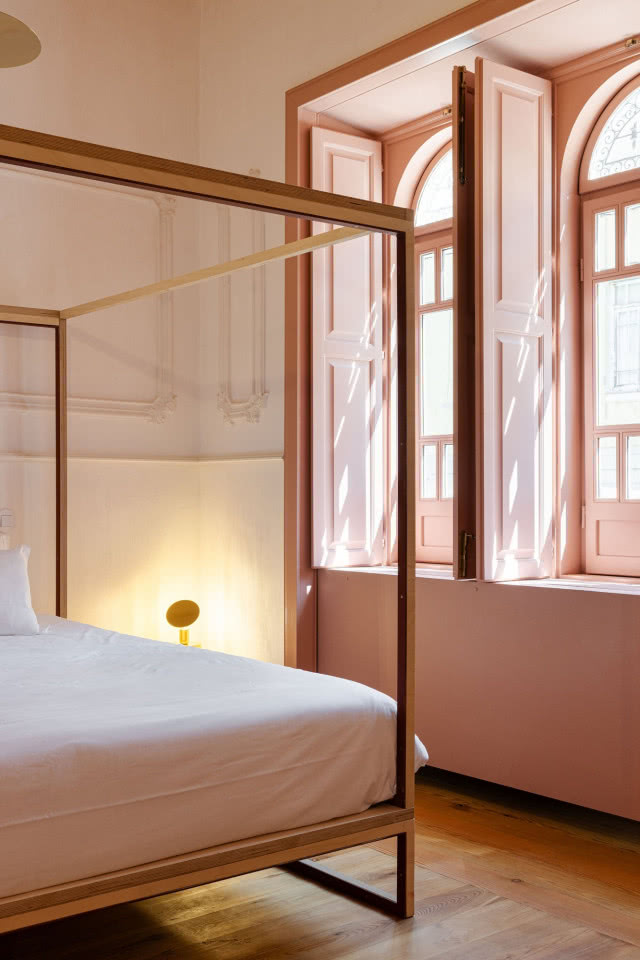 sypialnia z widokiem na uliczkę