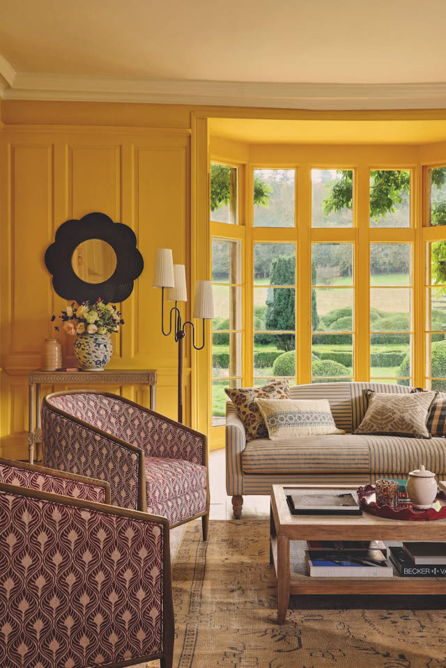 żółte ściany w salonie