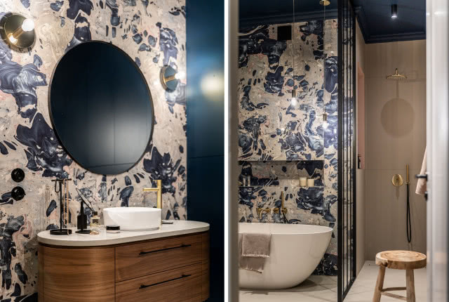 łazienka z tapetą we wzory