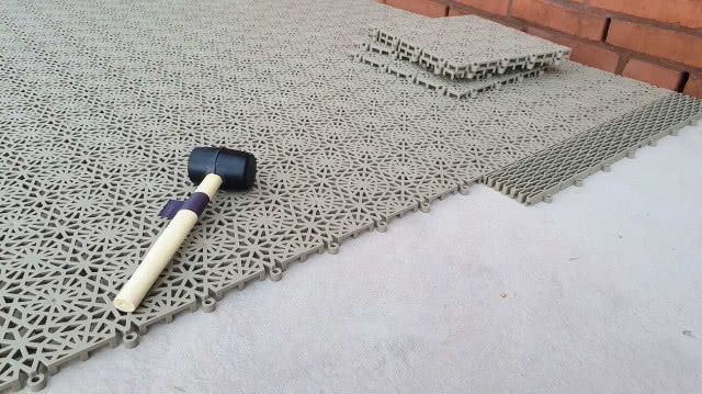 płytki z gumy na balkonie