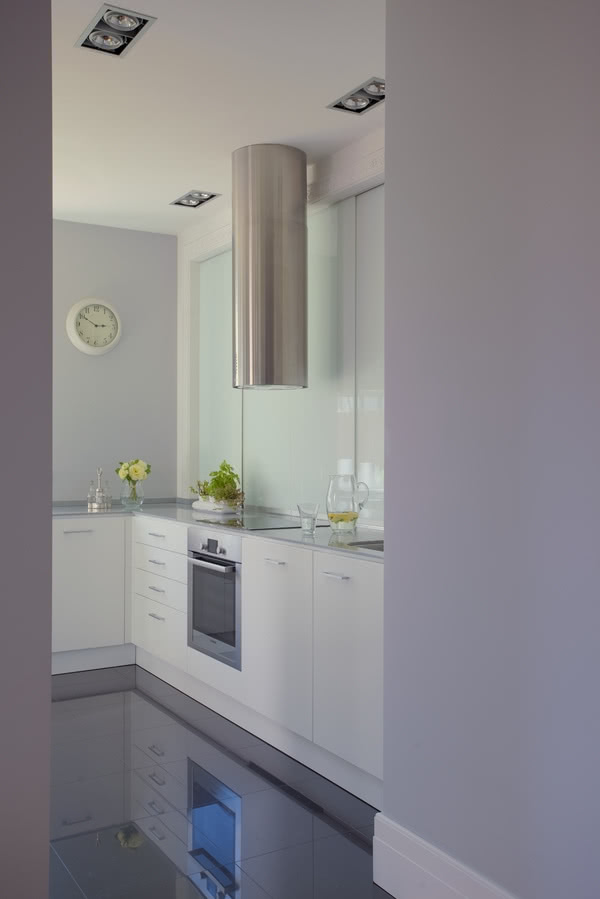 W minimalistycznej kuchni nad blatem zamiast...