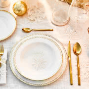 Dekoracja stołu świątecznego ze złotymi sztućcami