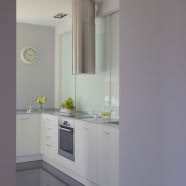 Apartament z czerwoną kanapą