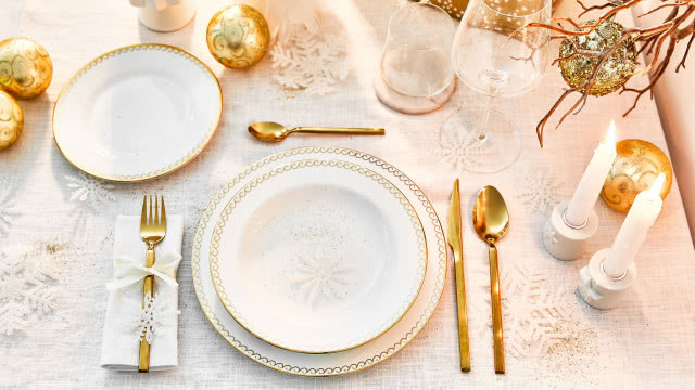 Złote dekoracje świątecznego stołu