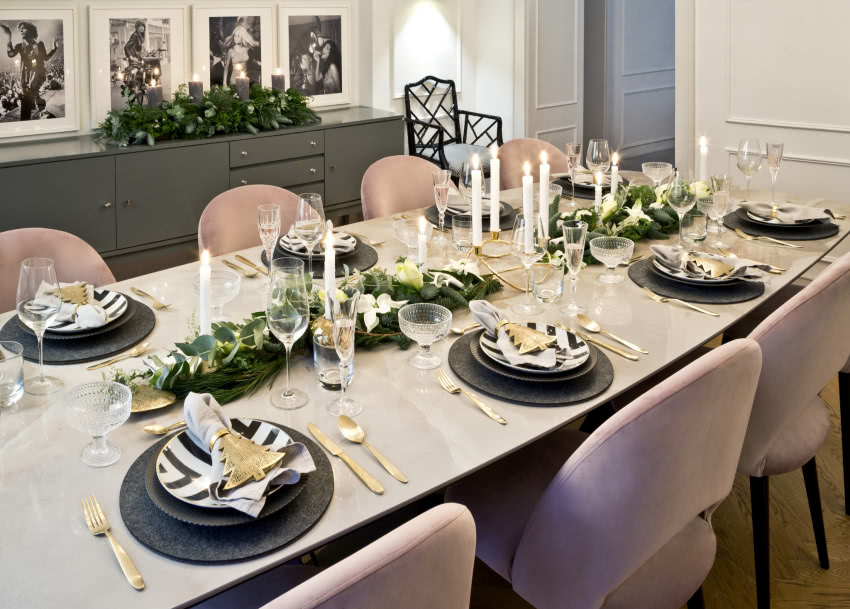 Świąteczny stół w złocie i różu