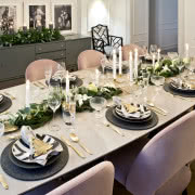 Dekoracja stołu świątecznego ze złotymi sztućcami