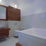 Apartament z czerwoną kanapą