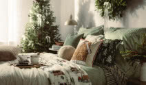 Sypialnia w świątecznym wydaniu - stonowana zieleń i miękkie tekstylia na pierwszym planie