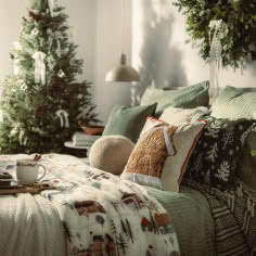 Sypialnia w świątecznym wydaniu - stonowana zieleń i miękkie tekstylia na pierwszym planie