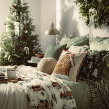 Sypialnia w świątecznym wydaniu - stonowana zieleń i miękkie tekstylia na pierwszym planie