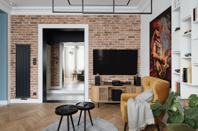 cegła na ścianie w salonie