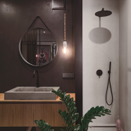 Industrialne mieszkanie na Wilanowie. Ma 54-metrowy taras!