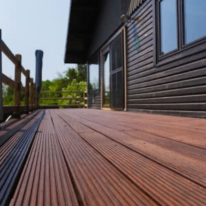 Jedna warstwa, maksimum ochrony – odkryj DuroGrit i nową filozofię zabezpieczania drewna na zewnątrz