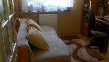 Pokój z pomarańczową sofą