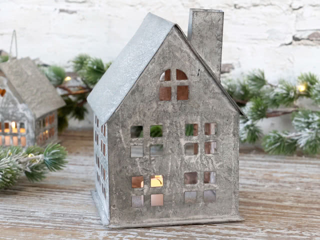 metalowy domek na drewnianym bielonym stole