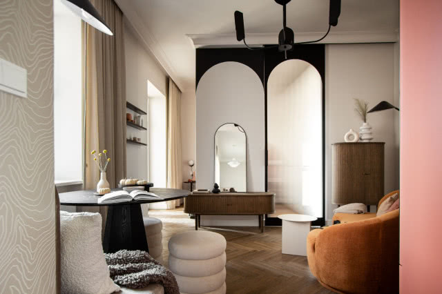 Duże lustro w kształcie łuku