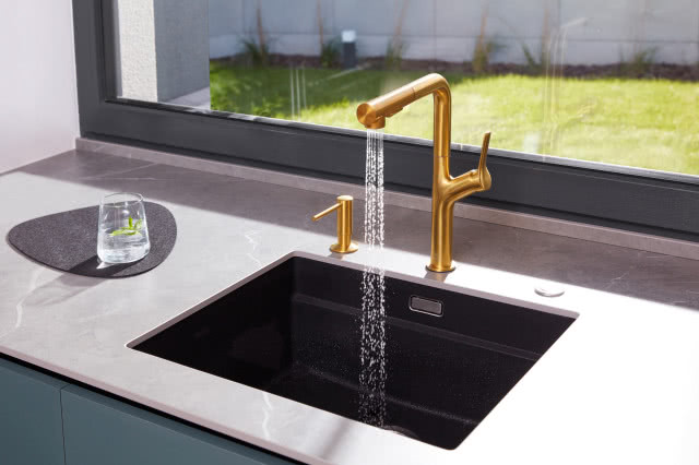 Dozownik do płynu do naczyń KFA Armatura w kolorze szczotkowanego złota