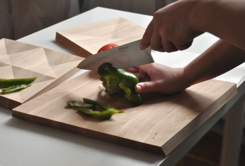 Gładka strona deski służy do krojenia...