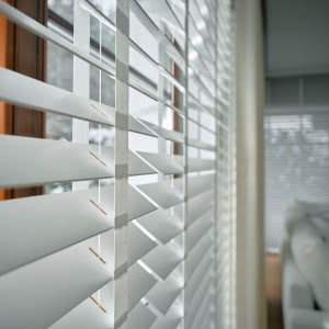 Żaluzje drewniane i zasłony? Rewolucja w aranżacji okien!