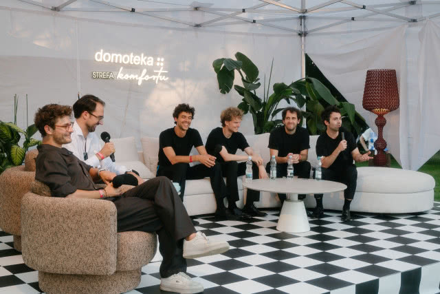 Artyści podczas rozmowy w Strefie Komfortu DOMOTEKI na festiwalu Break in Classic 2026.