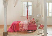 Fairy Tiles - kolorowa pościel w białej sypialni 