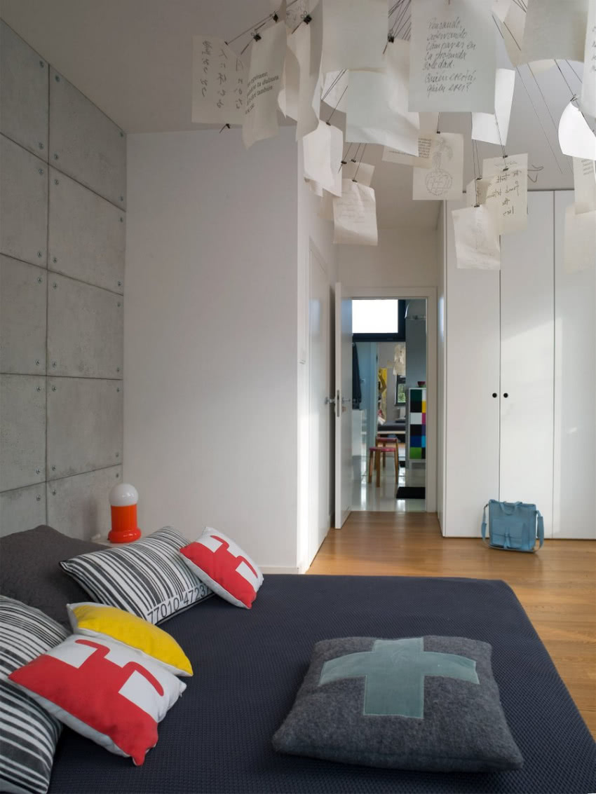 Nad łóżkiem kolejna ikona designu - lampa Zettel...