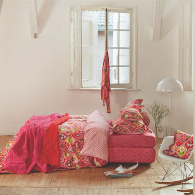 Fairy Tiles - kolorowa pościel w białej sypialni