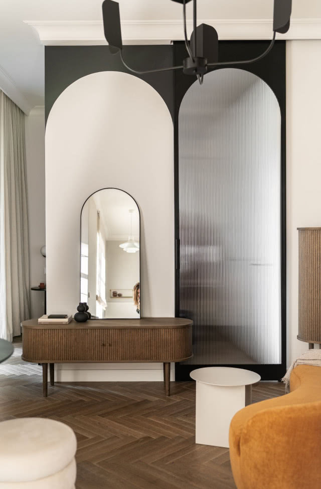 Duże lustro w kształcie łuku