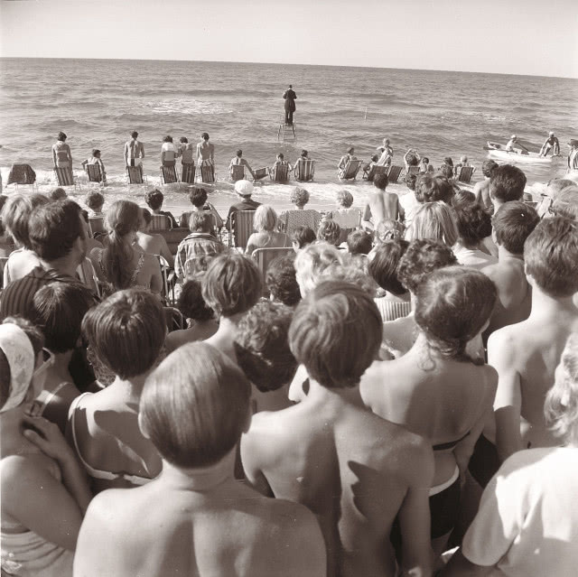 Na zdjęciu: Tadeusz Kantor, „Panoramiczny Happening Morski”, Osieki, 1967, fot. Eustachy Kossakowski, Muzeum Sztuki Nowoczesnej w Warszawie