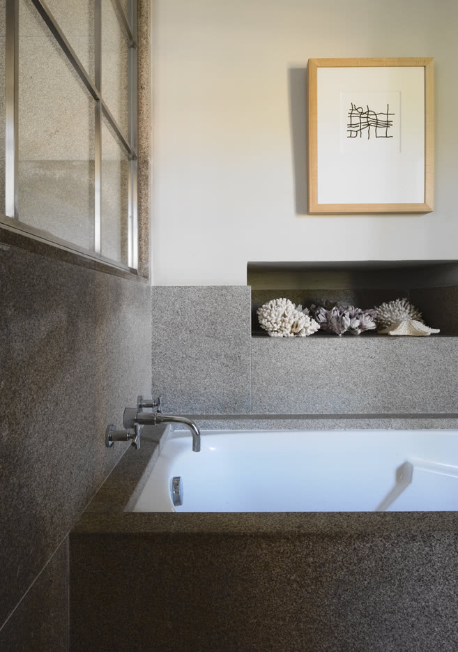 Elegancka, minimalistyczna łazienka - obudowę...