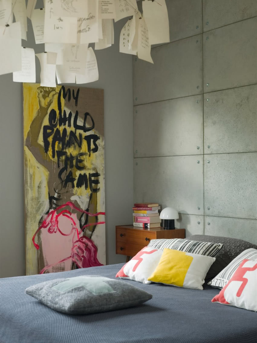Betonowe płyty na ścianie sypialni to pomysł...