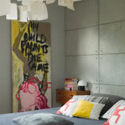 Obrazy nad salonem można podziwiać także z...