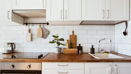 Jak odnowić, naprawić i wyczyścić blat kuchenny? Porady i sposoby na zniszczony blat