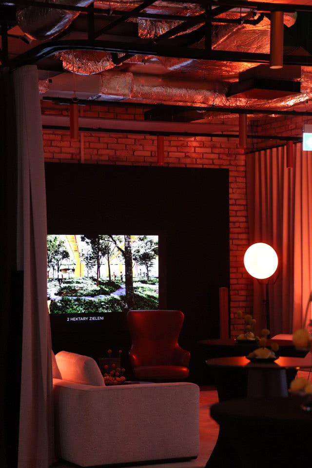 Nastrojowe wnętrze Archicom Collection Gallery podczas wystawy „La Dolce Vita” z designerskimi meblami i klimatycznym oświetleniem.