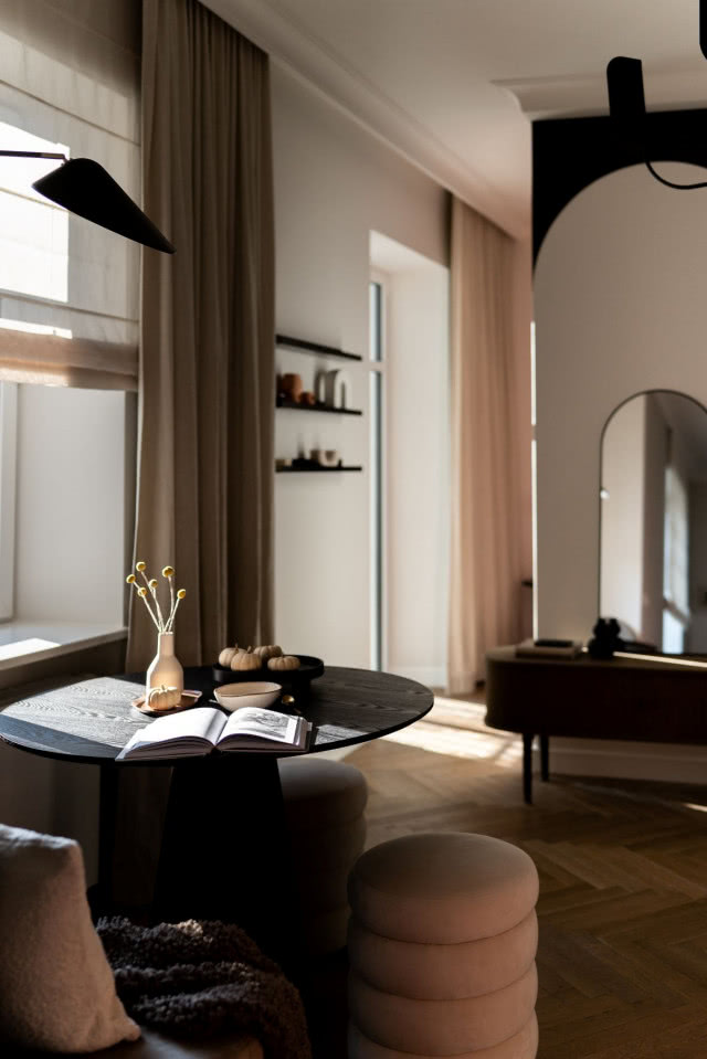 Ciemne meble do salonu vintage