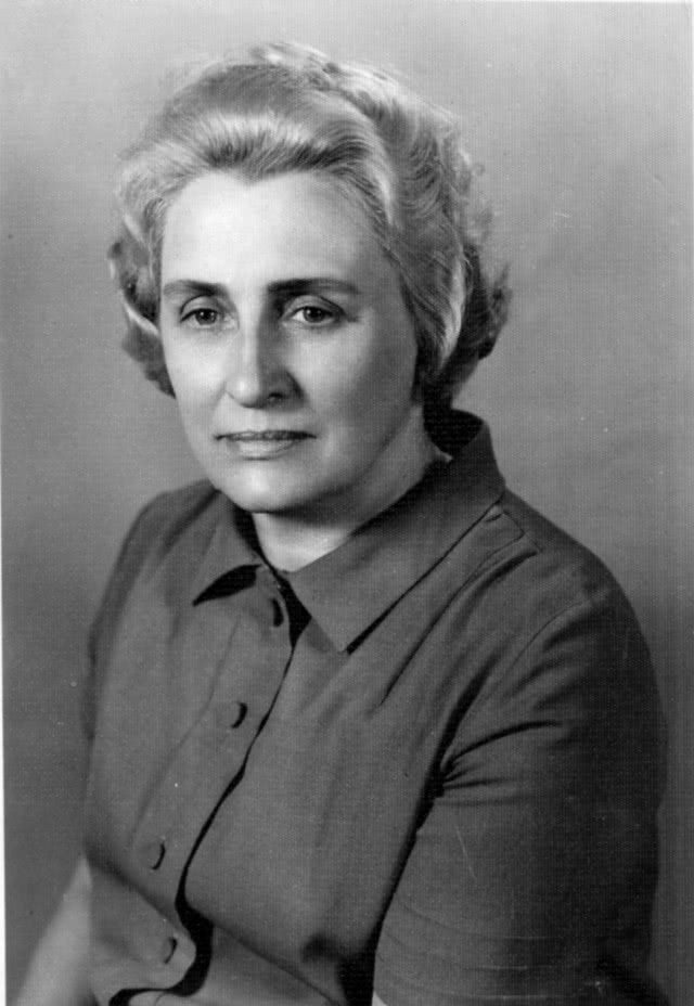 czarno-białe zdjęcie kobiety