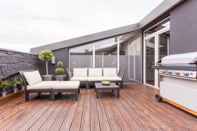 drewniana podłoga na balkonie