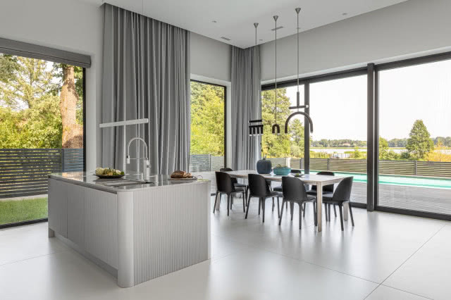 duże przeszklenia w salonie z jadalnią