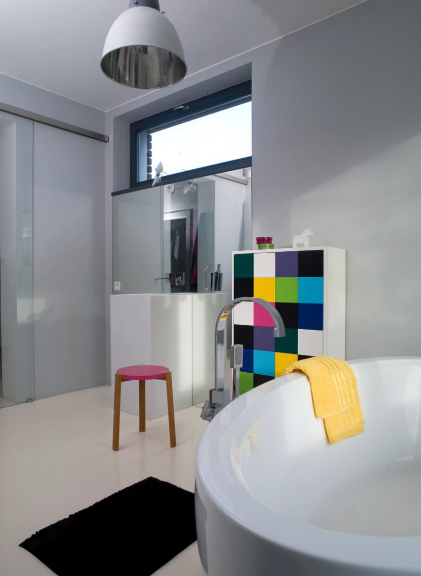 Łazienkowa szafka niczym wzornik kolorów