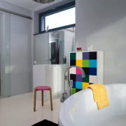 Obrazy nad salonem można podziwiać także z...