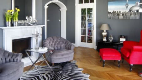 Styl angielski + surrealizm - przepis na teatralne wnętrze